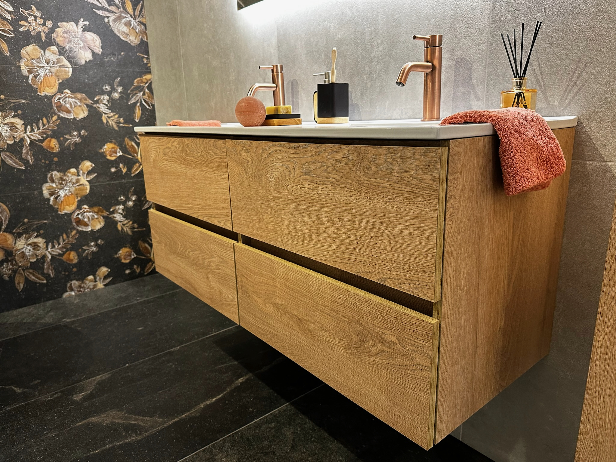 Zwevend badmeubel van hout Een houten zwevend badmeubel