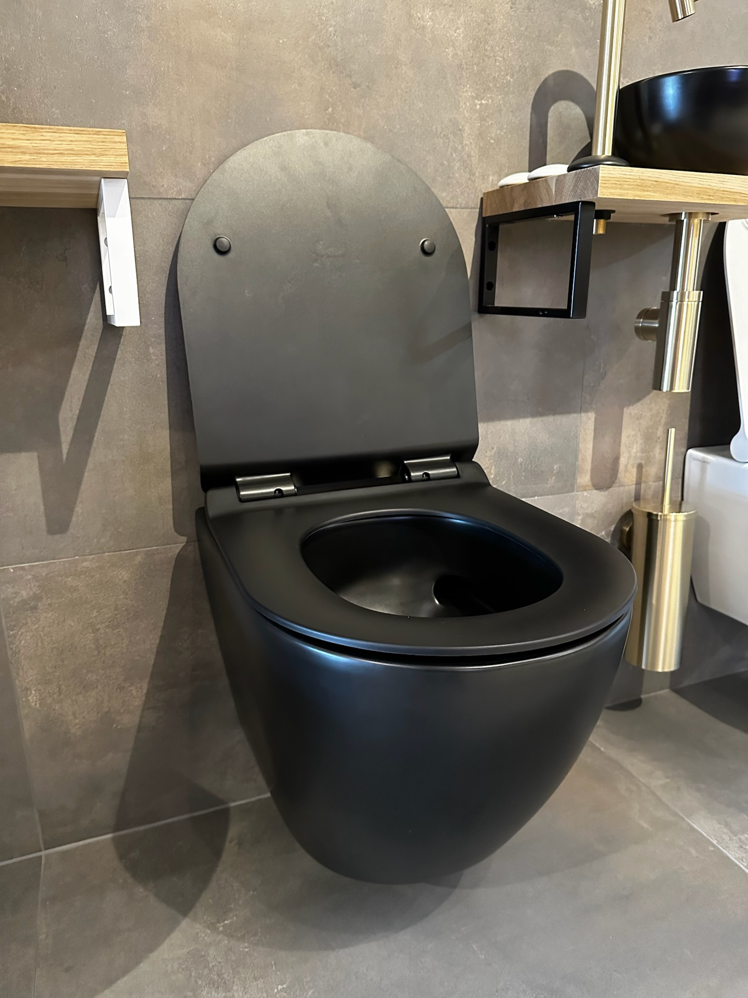 Zwevende toilet Een mat zwarte zwevend toilet